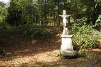Vrčeň - kříž u kaple sv. Vojtěcha (© Jiří Špaček, 9/2016)