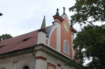 průčelí kostela (© Alena Volná, 07/2005)