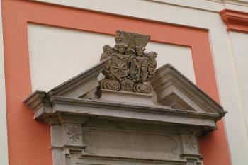 detail portálu kostela (© Alena Volná, 07/2005)