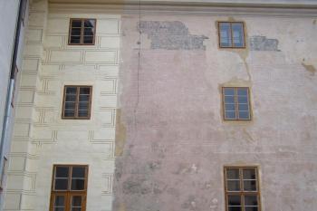 fasáda - obnovená renesanční sgrafita (© Petr Pospíšil, 08/2014)
