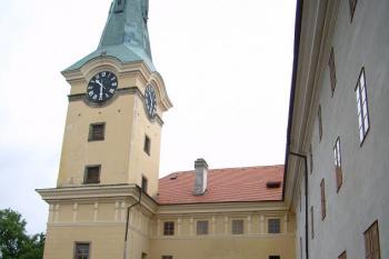 pohled z balkonu na věž (© Petr Pospíšil, 08/2014)