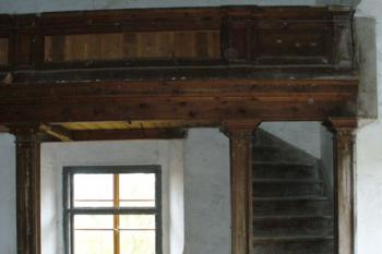 Zelená Hora - vyvýšená část jeviště zámeckého divadla se jako zázrakem uchovala (© Pavel Jarý,  21.10.2007)
