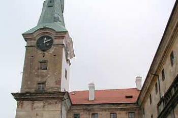 nádvoří s hodinovou věží ( © Pavel Zany Komárek 10/2001)