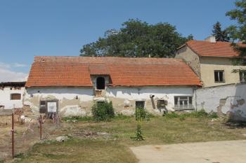 budova dvora, napojená na sev.křídlo zámku (© D Dohňanský, 07/2018)