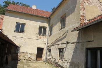 vnitřní nádvoří zámku (© D Dohňanský, 07/2018)