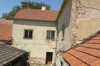 vnitřní nádvoří detailněji (© D Dohňanský, 07/2018)