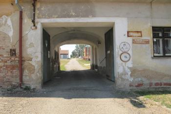 průjezd do hosp. dvora, jenž je spojen se zámkem (© D Dohňanský, 07/2018)