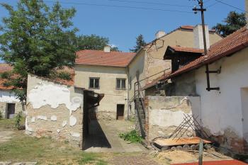 vstup ze dvora do vnitřního nádvoří (© D Dohňanský, 07/2018)