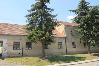 vých.strana zámku (© D Dohňanský, 07/2018)
