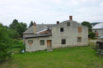 Sosnová-obytný dům se zdmi z původní tvrze (© Vlastislav Mareček, 09/2016)