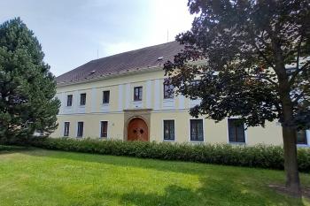 Pohled na Panský dům z náměstí u zámku (© Ivo Rozehnal  08/2024)