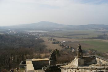 Rybník Chmelař od Ostrého, v pozadí Sedlo (© Jiří Špaček, 3/2010)