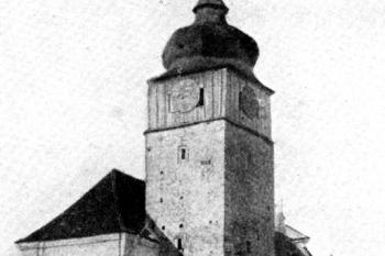 kostel od severovýchodu, před r. 1930 (© Josef Vítězslav Šimák: Soupis památek historických a uměleckých v Království Českém, sv. 46 Politický okres mnichovohradišťský, Archaelogická komise při České akademii věd a umění, Praha 1930)