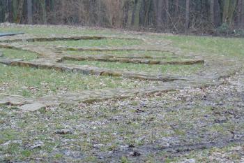 Pohled na zrekonstruované základy vých. části zámku (© Dušan Dohňanský 02/2021)