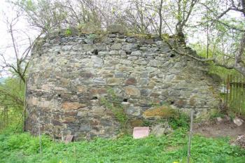 Dolní Bělá - pozůsatek věže či bašty na předhradí (© zdeněk komínek, 05/2010)