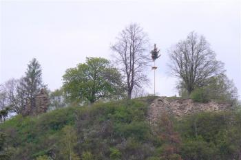Dolní Bělá - pohled na vrchol ostrožny s pozůstatky hradu (© zdeněk komínek, 05/2010)