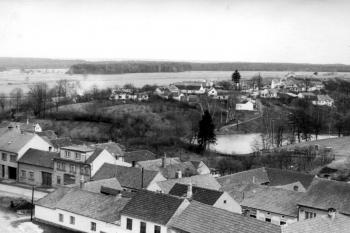 Pohled na část Ledenic zvanou Hrad z kostelní věže přes domy v centru městečka (1968)  (© Archiv JC)