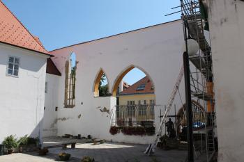 Znojmo-konventy minoritů, později františkánů a klarisek s kostelem Nanebevzetí P. Marie (© Vlastislav Mareček, 08/2015)