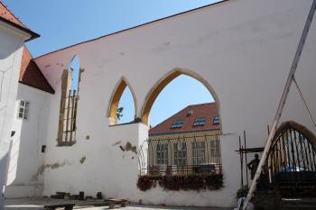 Znojmo-konventy minoritů, později františkánů a klarisek s kostelem Nanebevzetí P. Marie (© Vlastislav Mareček, 08/2015)