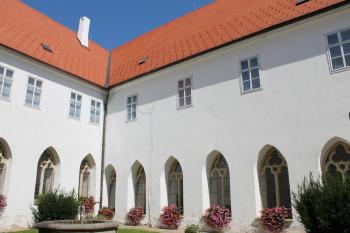 Znojmo-konventy minoritů, později františkánů a klarisek s kostelem Nanebevzetí P. Marie (© Vlastislav Mareček, 08/2015)