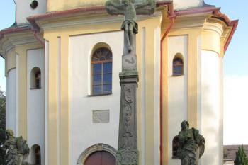 Průčelí kaple sv. Matouše ve Vsisku ( © Pavel Vítek 10/2016)