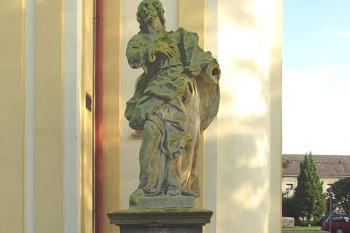 Socha sv. Matouše evangelisty před kaplí sv. Matouše ve Vsisku ( © Pavel Vítek 10/2016)