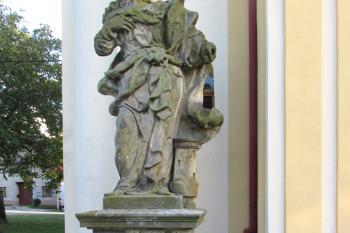 Socha sv. Barbory před kaplí sv. Matouše ve Vsisku ( © Pavel Vítek 10/2016)