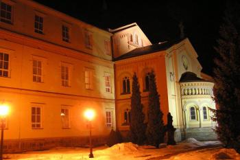 Noční pohled na klášter s kaplí. ( © Jan P. Štěpánek 03/2006)