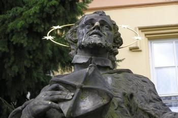 Detail sochy sv. Jana Nepomuckého před klášterem (© Jan P. Štěpánek, 04/2007)