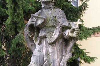 Socha sv. Jana Nepomuckého z roku 1705 před klášterem (© Jan P. Štěpánek, 04/2007)