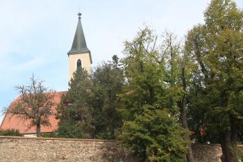 Zeď spojující kostel hřbitov a faru v jeden areál. (© Luděk Vláčil 09/2016)