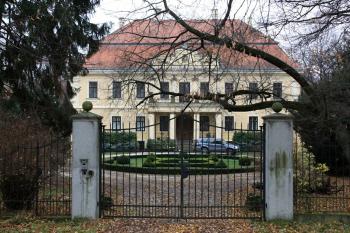 Vstupní trakt zámku (© Daniela Fantová, 11/2012)
