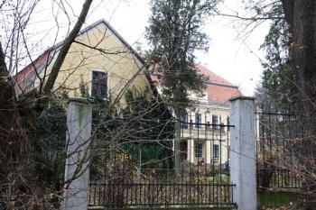 Hospodářská budova při zámku (© Daniela Fantová, 11/2012)