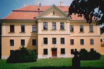 Zámek Hoštice ((c) Martin Zvonek - 2.7. 2002)