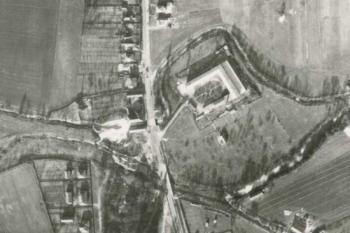 Letecká fotografie z pol. 20. stol. (zdroj: http://www.obnova.sk/diskusia/sasswar-sastinsky-hrad-zamok-pevnost-kastiel)