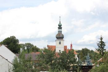 Tvrz stávala v prostoru dvora u kostela (© Luděk Vláčil 08/2016)