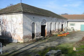  zřejmě nejstarší budova dvora,nacházejicí se na záp straně (© D Dohňanský, 02/2016)