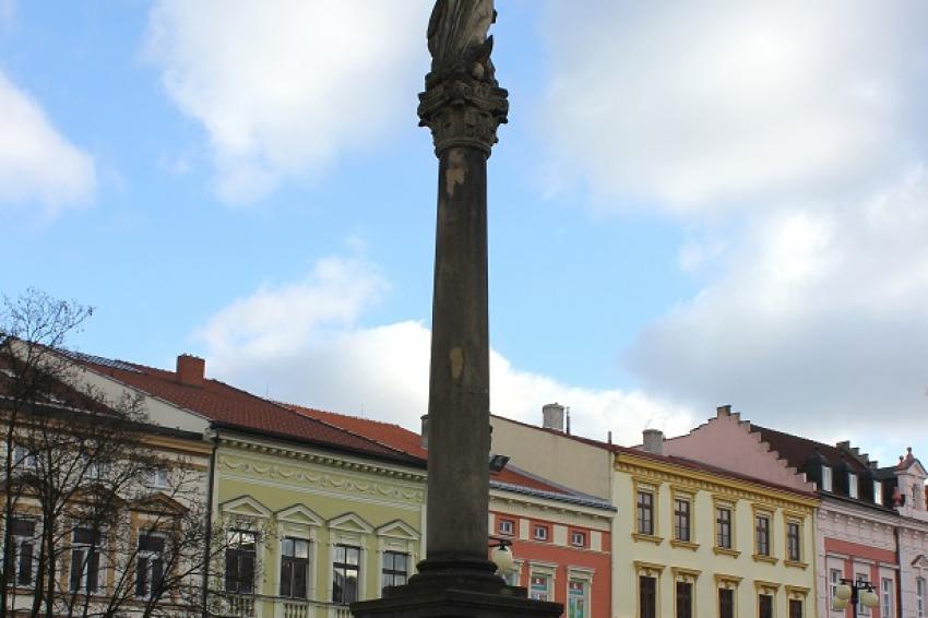 sloup se sochou Panny Marie (Immaculata)