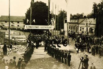 Slavnostní položení základního kamene Hasičského domu 17. 7. 1928 - v pozadí vlevo objekt ledovny ( © T. Adamec, M. Klega, V. Peter: Pozdrav z Frýdku - Místku, 2009)