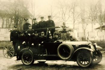 Místečtí hasiči na snímku z r. 1927 - pozadí objekt ledovny (vpravo) a varny (vlevo) (© T. Adamec, M. Klega, V. Peter: Pozdrav z Frýdku - Místku, 2009)