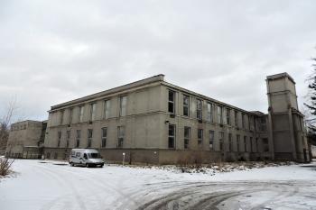 pohled na přádelnu z místa vrátnice ( © Jan P. Štěpánek 01/2017)
