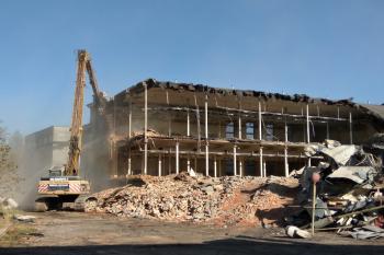 Demolice hlavní budovy přádelny (© Jan P. Štěpánek 10/2017)