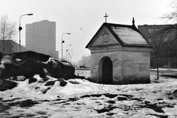 Kaple obklopená torzem kmene staré lípy nedlouho před demolicí - březen 1985 (© SOkA Frýdek - Místek)