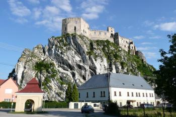 kúrie a hrad od návsi ( © Jan P. Štěpánek 2010)