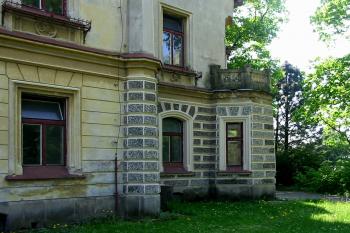 jz.část zámku,která vyúsťuje v zámeckou věž (© D Dohňanský, 05/2014)