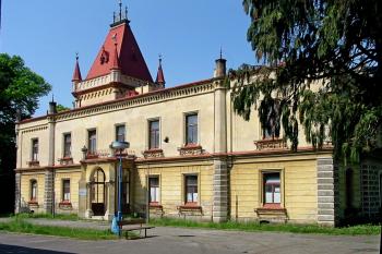 pohled na hlavní zámecké průčelí (© D Dohňanský, 05/2014)