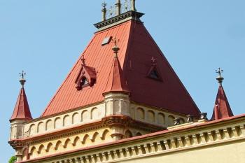 vrchol věže s nárožními věžičkami (© D Dohňanský, 05/2014)
