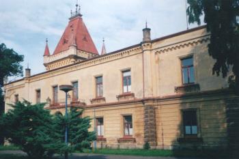 Zámek Přílepy - zámek s věží od východu (14.8. 2002 - foto (c) Martin Zvonek)