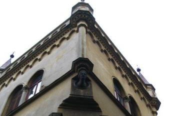 pohled na balkón a výzdobu věže (© Petr Pospíšil, 08/2006)