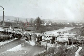 Výstavba železné mostovky Koloredovského mostu v roce 1915 - v pozadí za textilkou bývalá kaple ( © Muzeum Beskyd Frýdek-Místek)